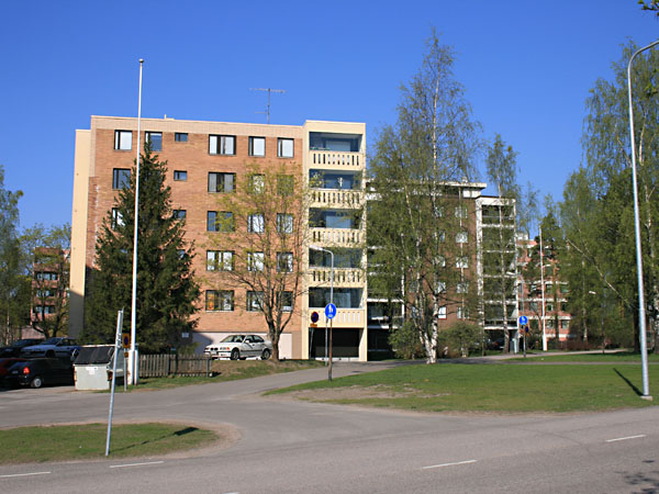 Riihim&auml;enkadun kerrostaloja